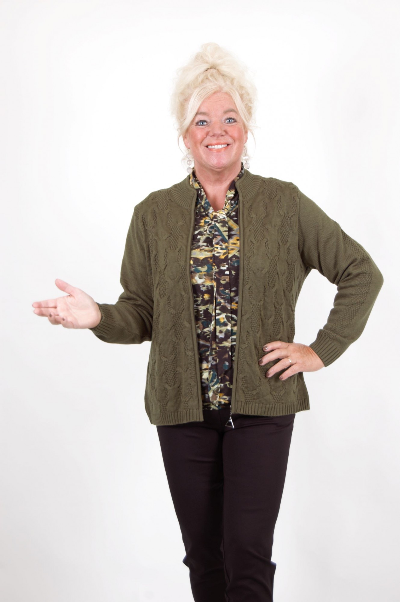 Afbeelding van Kaki vest van ons eigen merk Esmay Exclusiv.
