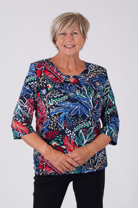 Afbeelding van Blouson van ons eigen merk Esmay Exclusiv de print is met marine.