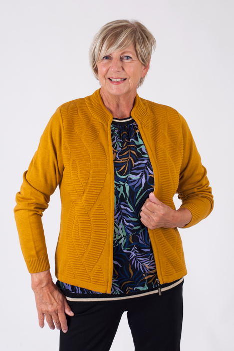 Afbeelding van Oker geel vest van ons eigen merk Esmay Exclusiv.