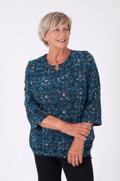 Afbeelding van Blouson van ons eigen merk Esmay Exclusiv. de print is blauw met petrol