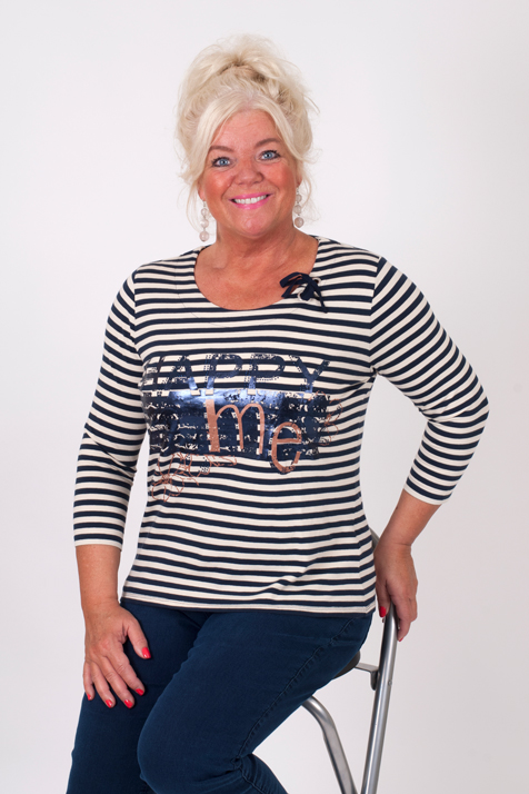 Afbeelding van T-shirt van het merk Betty Barclay met een marine streep en cognac print.