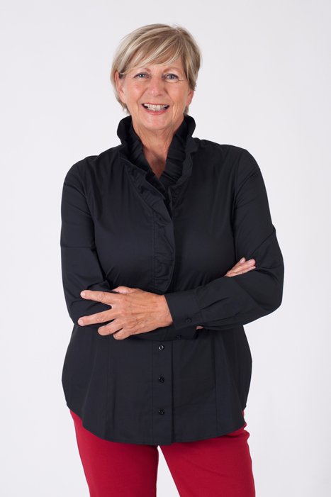 Afbeelding van Feestelijke zwarte blouse van het merk Erfo.
