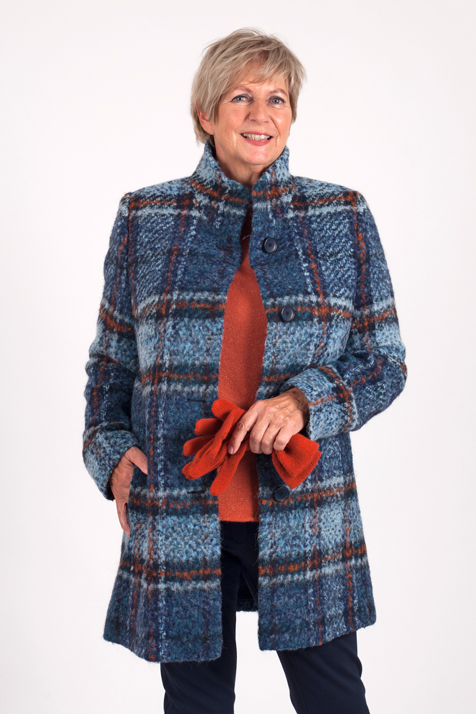 Afbeelding van Mantel van het merk Lebek, blauw met een cognac ruit.