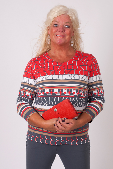 Afbeelding van Rood en grijs dessin t-shirt van het merk Rabe.