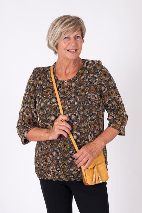 Afbeelding van Blouson van ons eigen merk Esmay Exclusiv. de print is met oker en taupe.