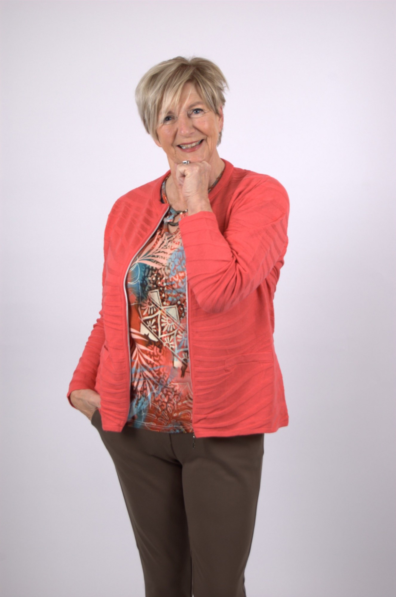 Afbeelding van Sportief koraalrood vest  met rits van ons eigen merk Esmay Exclusiv.