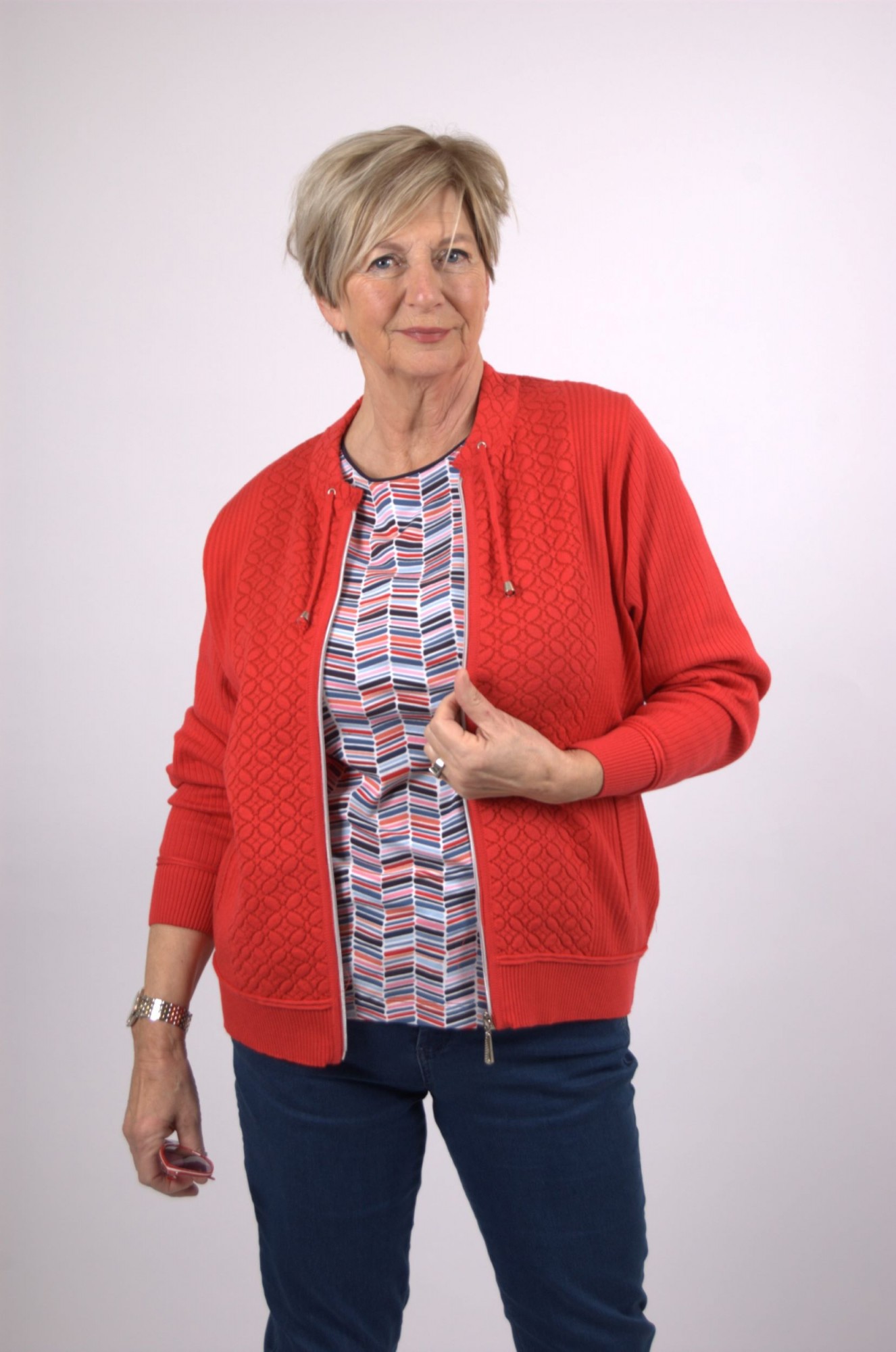 Afbeelding van Sportief rood vest met rits van ons eigen merk Esmay Exclusiv.